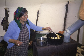 Manian Michel makes Innu donuts at the gathering at Uhuniau. Photo courtesy Innu Nation.